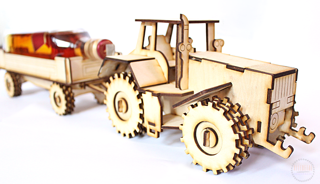 DUŻY Traktor ZABAWNY PREZENT urodziny ciągnik model drewniany wódowóz 40 50 60 70 dla rolnika (3)