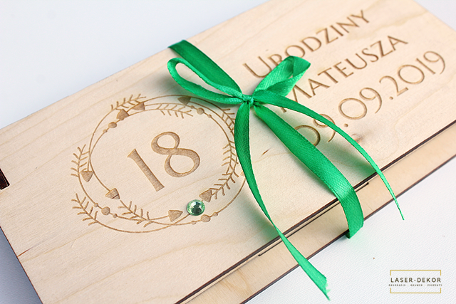 PUDEŁKO na PIENIĄDZE z życzeniami URODZINY 18 40 30 60 70 drewniane GRAWER LASER (2)