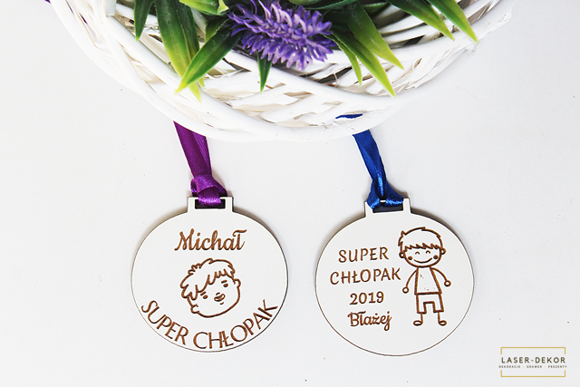 Medal DZIEŃ CHŁOPAKA prezent klasowy dla chłopców ŚWIĘTO drewniany imię grawer laser (2)