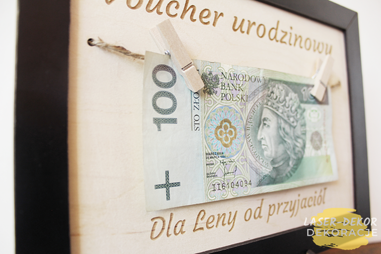 bon VOUCHER RAMKA na okrągłe urodziny 30 40 50 60 70 80 90 100 PREZENT banknoty wiszące życzenia (2)