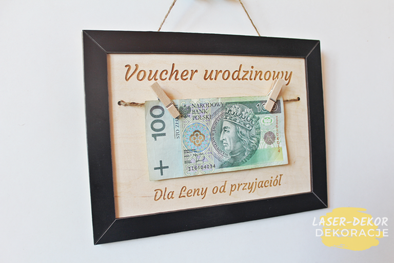 bon VOUCHER RAMKA na okrągłe urodziny 30 40 50 60 70 80 90 100 PREZENT banknoty wiszące życzenia (3)