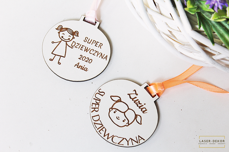 MEDAL dla dziewczynek prezent z klasy IMIĘ grawer biały medale dzień kobiet do szkoły przedszkola nagroda (3)