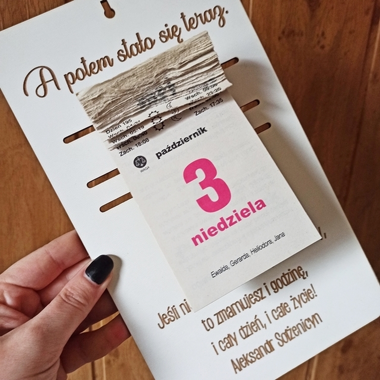  PODKŁADKA pod kalendarz zdzierak na ścianę OKŁADKA prezent dekoracja drewniana z grawerem  A potem stało się teraz (2)