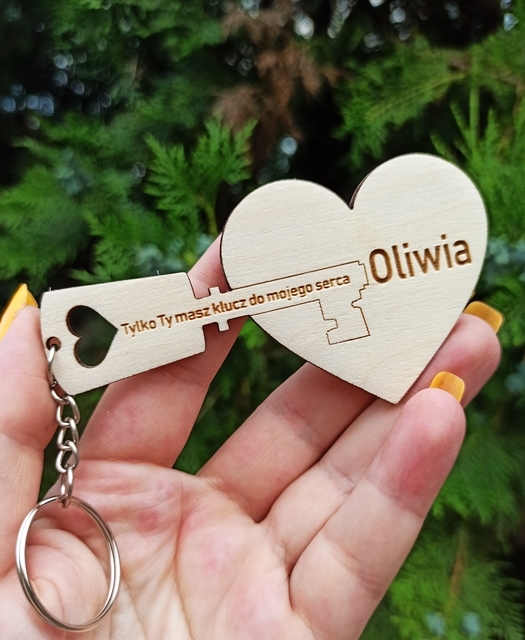 brelok na klucze DLA PAR 2szt grawer IMIONA klucz zakochani dla zakochanych breloki klucze drewniane drewno grawerowane (2)